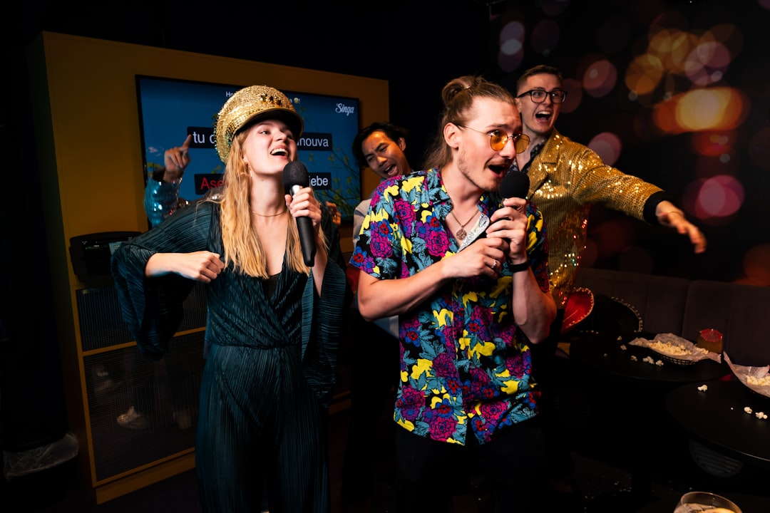 カラオケで歌う人