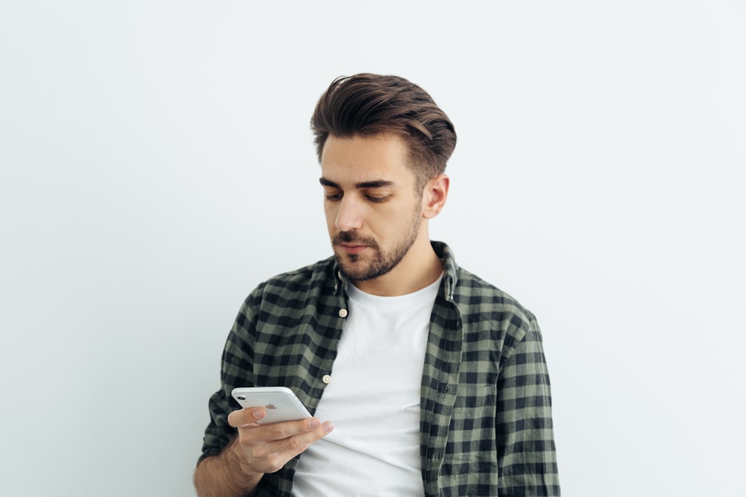 スマホの契約審査に悩む男性